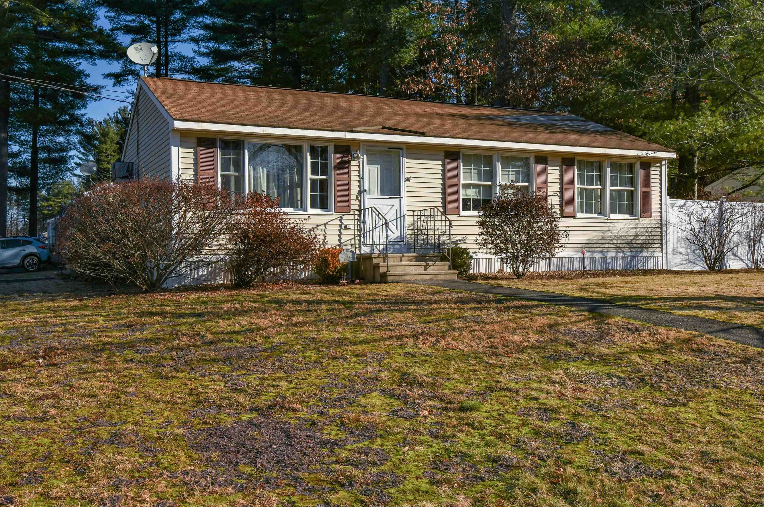 2 Santa Fe Rd, Nashua, NH 03062