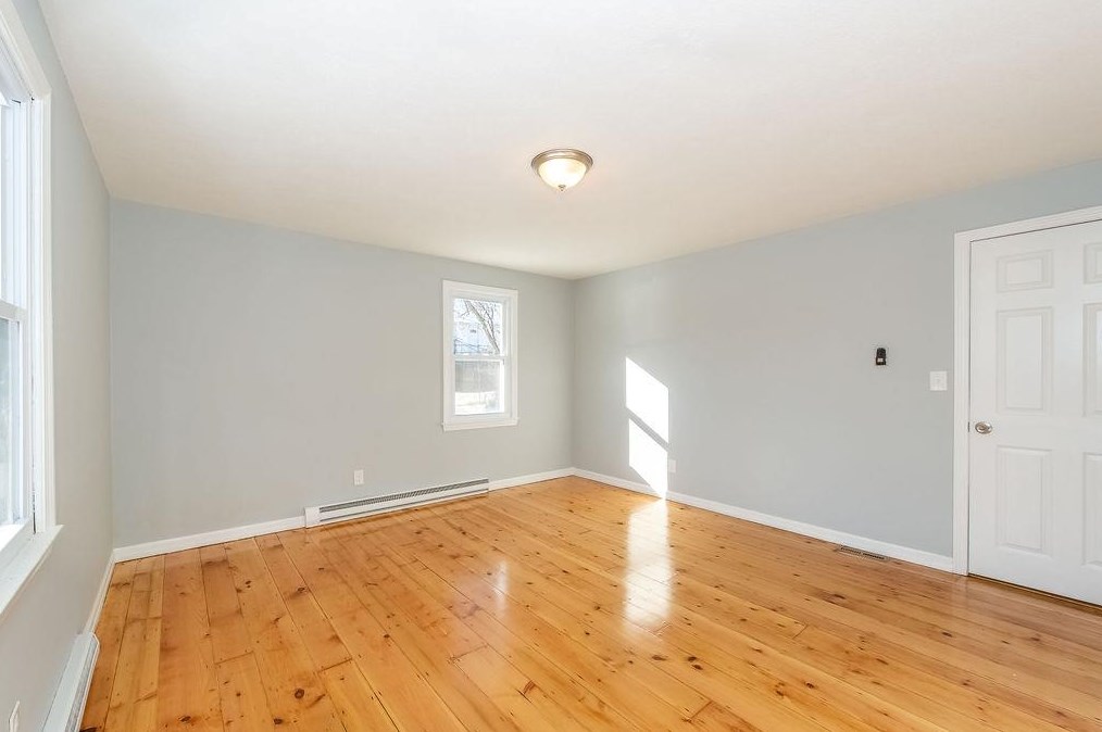 6 Thomas St, Rochester NH  03867-4345 exterior