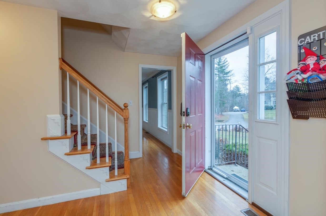 35 Sycamore St, Pelham, NH 03076
