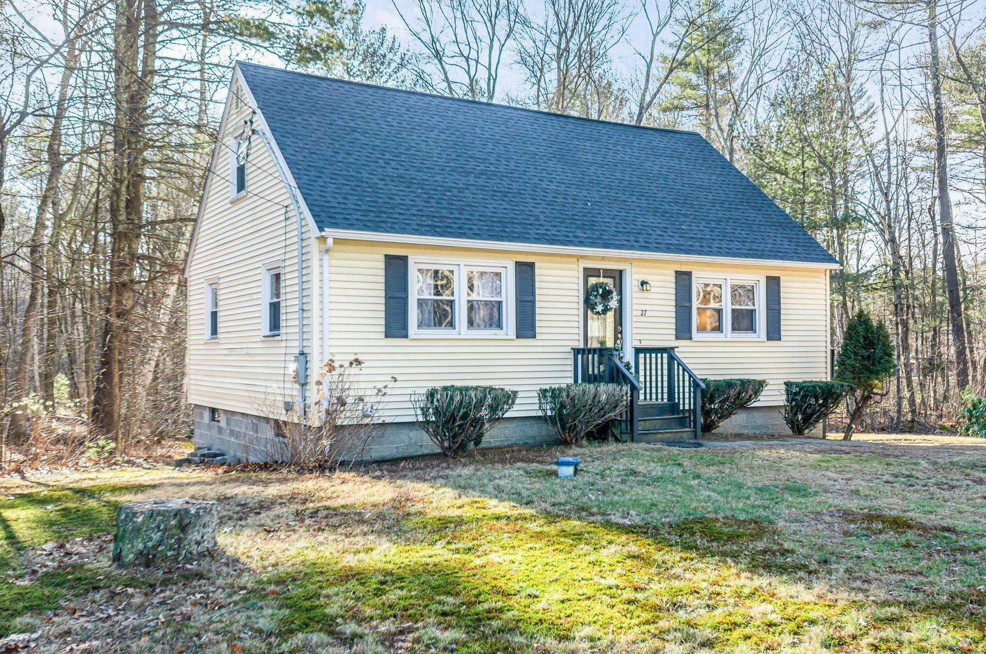 27 Willow St, Pelham, NH 03076