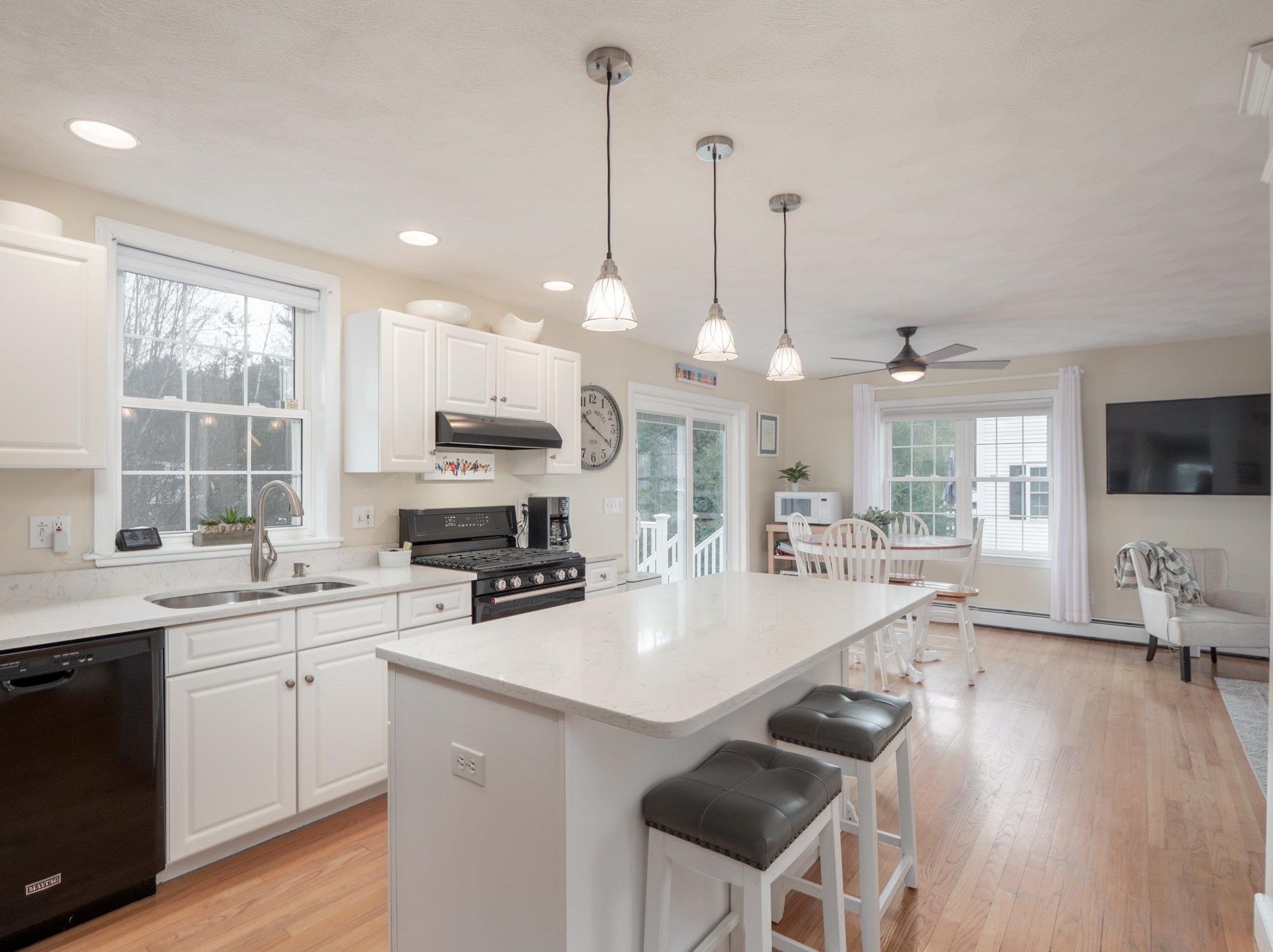 23 Greenleaf Dr, Seabrook, NH 03874