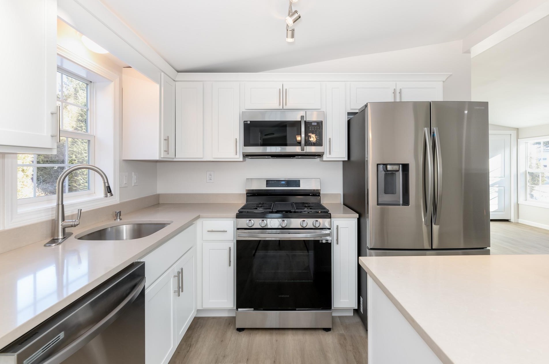 16 Magnolia Ln, Belmont, NH 03220