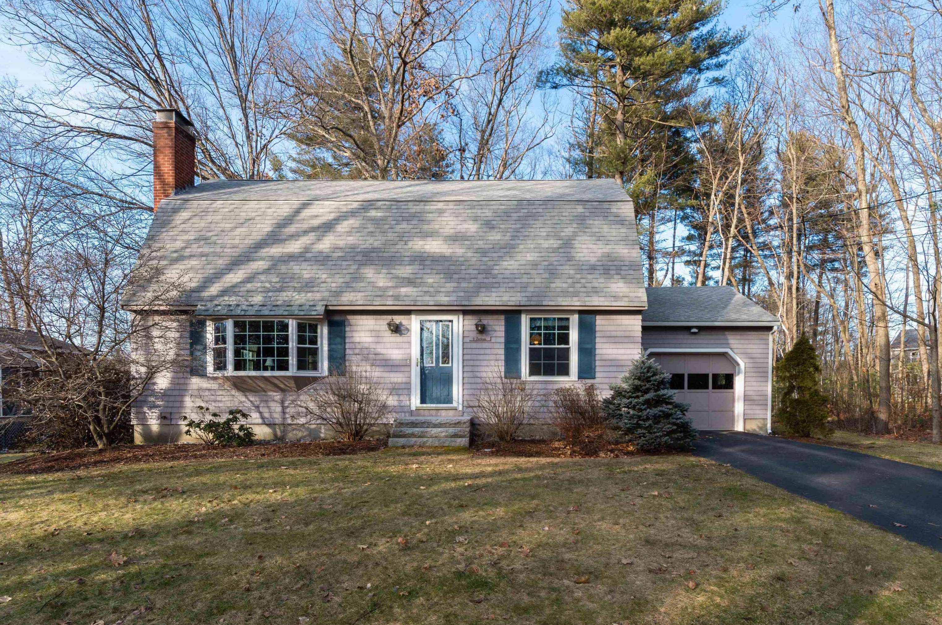 9 Jackson Dr, Manchester, NH 03106-1906