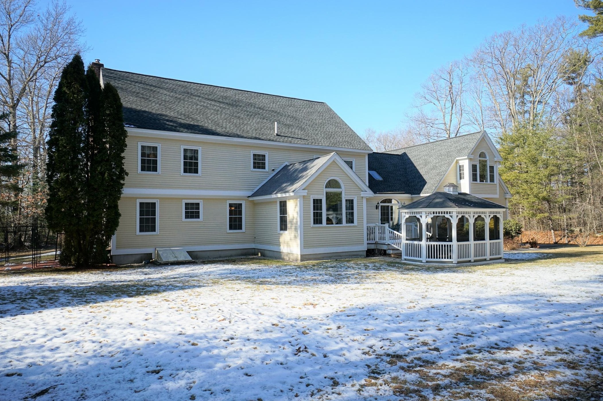 34 Hemlock St, Londonderry, NH 03053