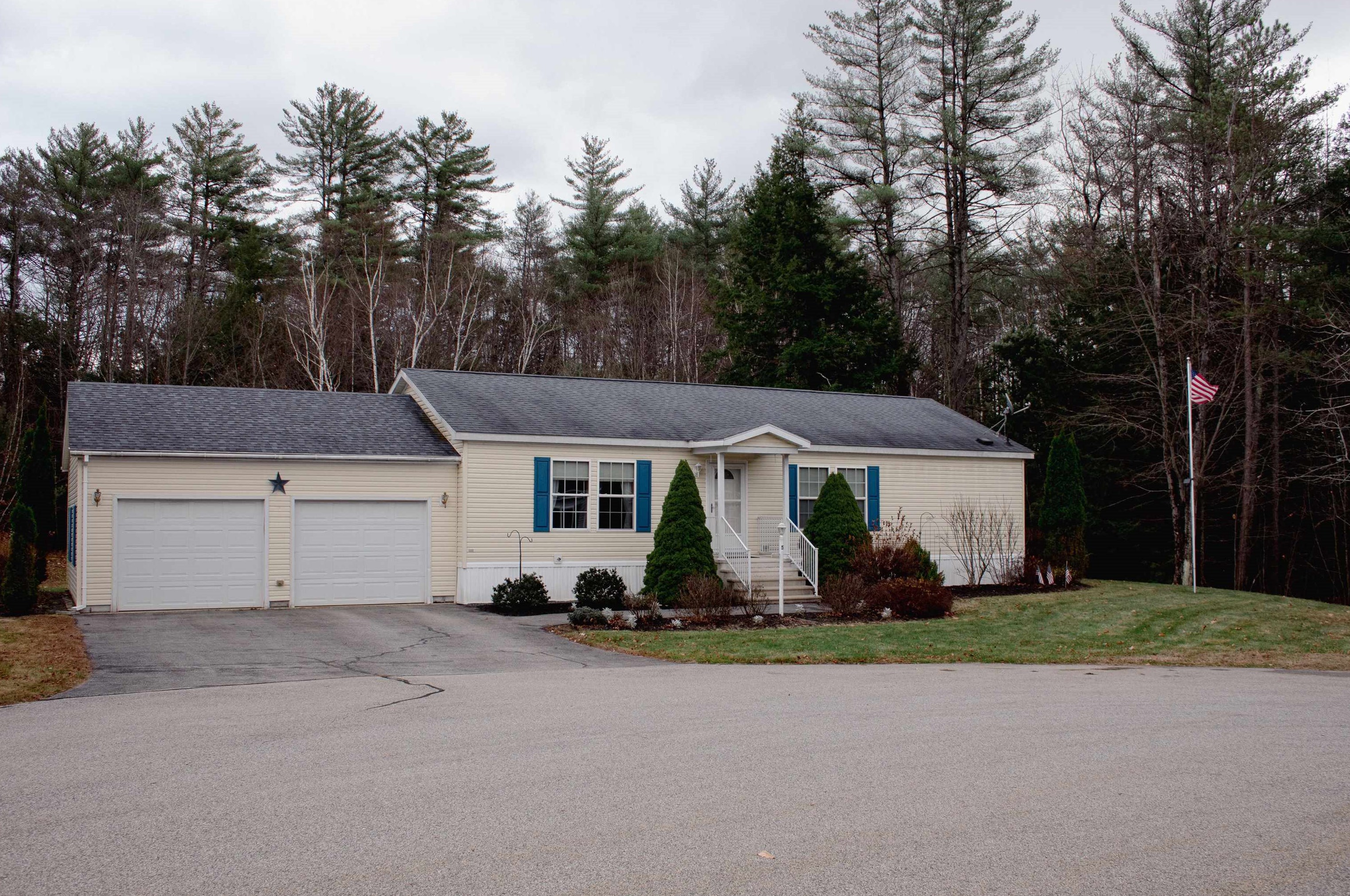 5 Woodgate Cir, Tilton, NH 03276
