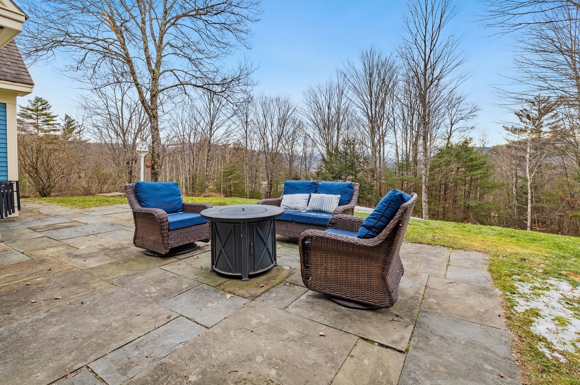 1 Tavern Ln, Lyme NH  03768-3325 exterior