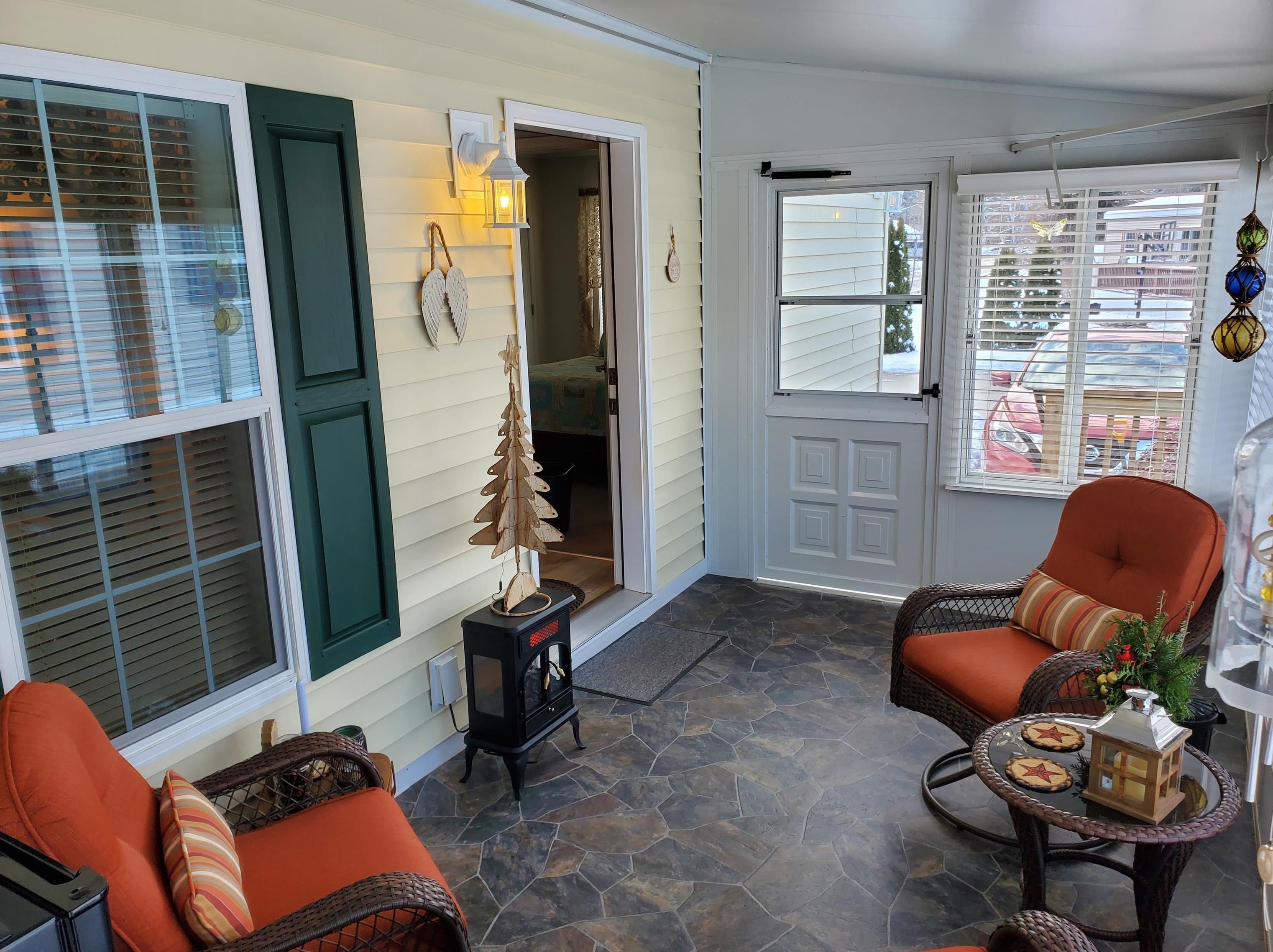 1 2nd St, Kensington, NH 03833
