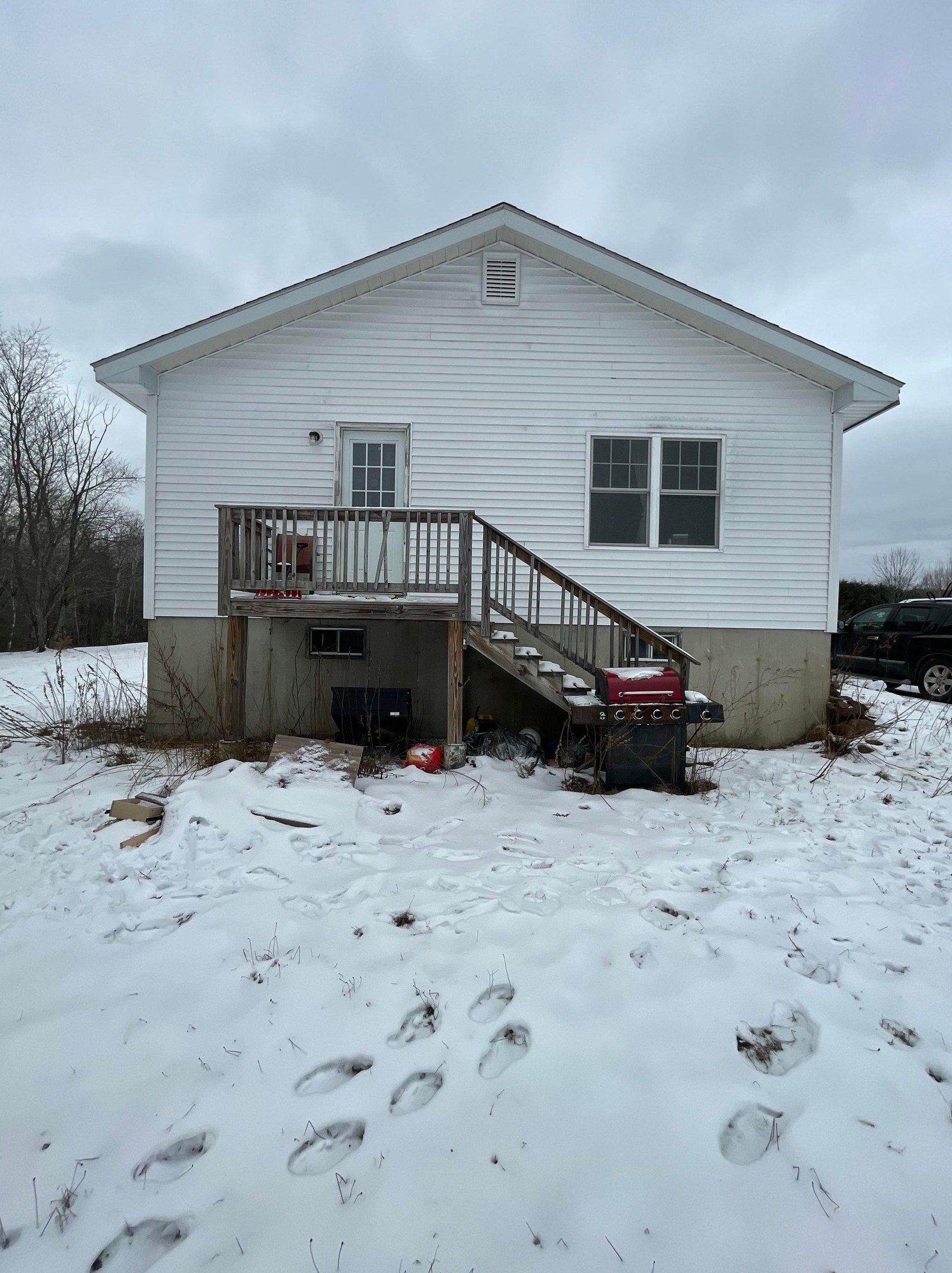 285 Currier Rd, Hill, NH 03243