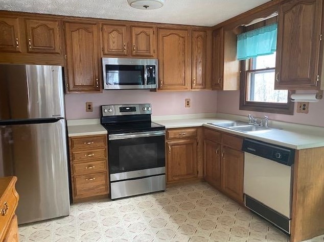 6 Gordon Dr, Londonderry, NH 03053