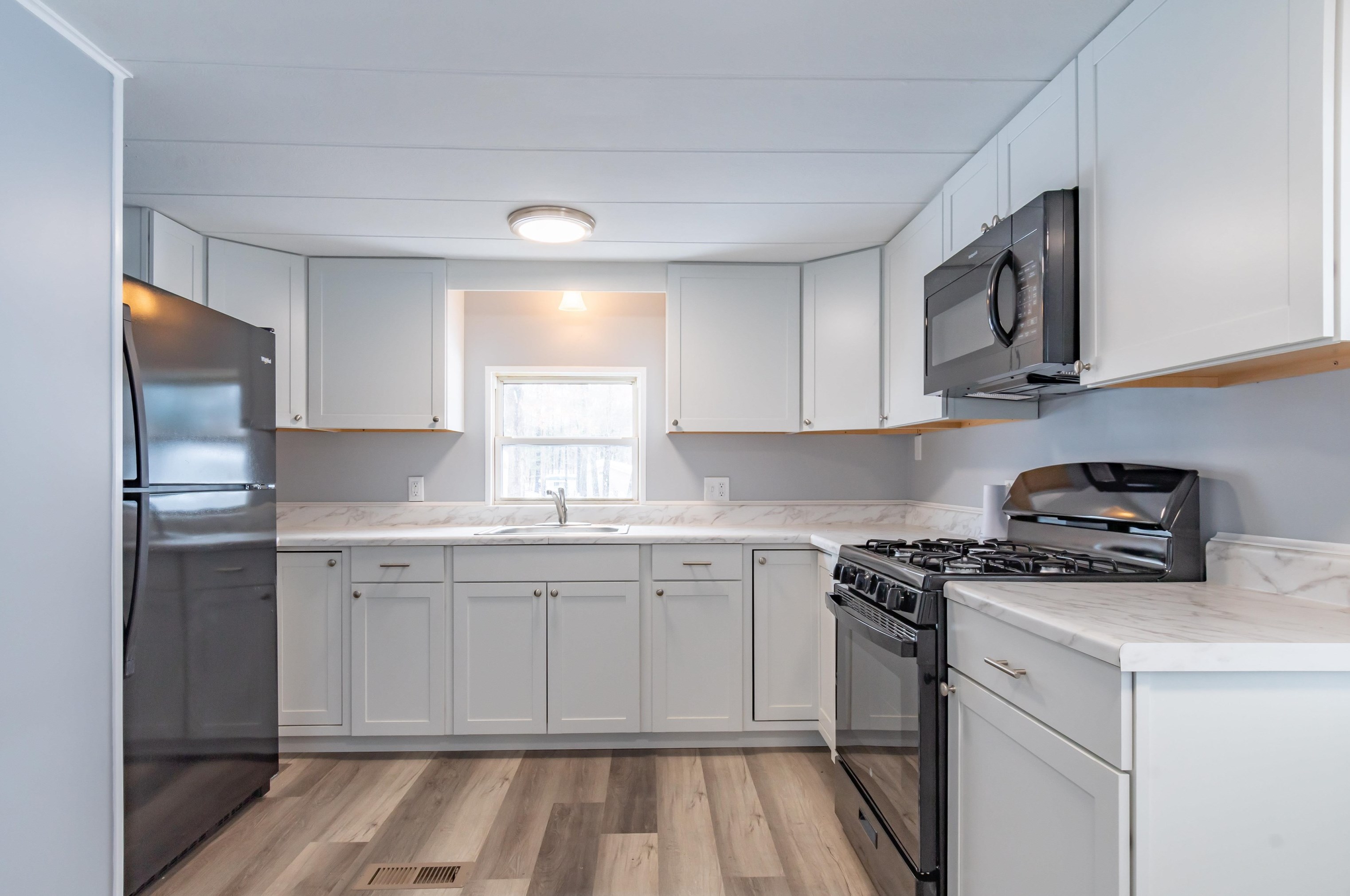 7 Flamingo Dr, Concord, NH 03303
