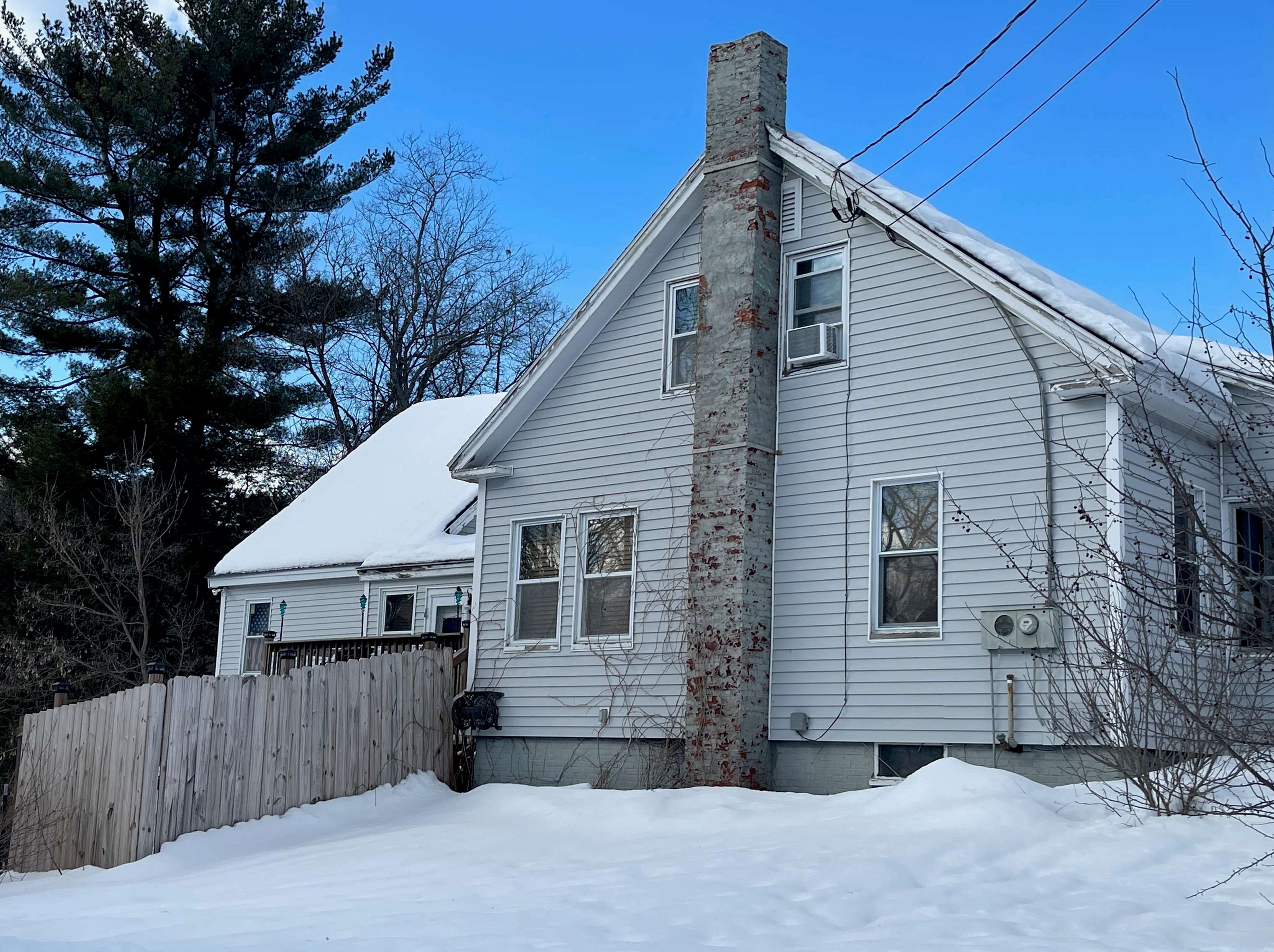 27 Crescent St, Pittsfield, NH 03263 exterior