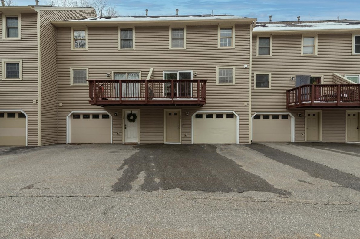11 Glastonbury Dr, Nashua, NH 03063