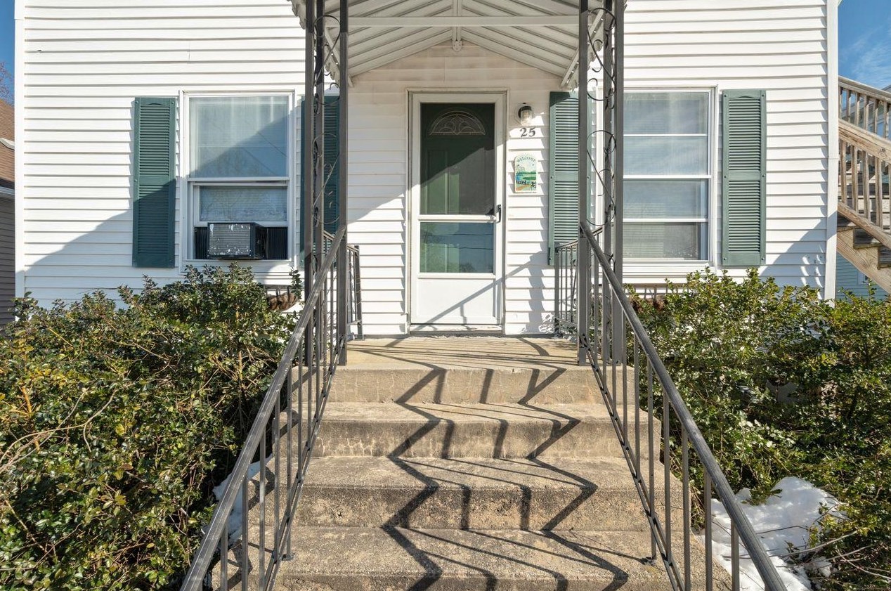 25 Hosley St, Manchester, NH 03103-4327