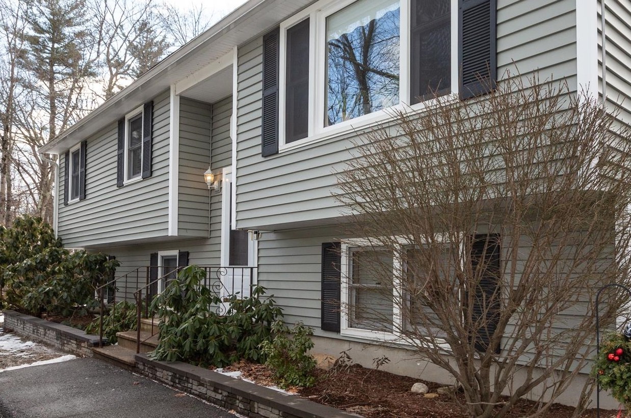 10 Spinnaker Dr, Derry, NH 03038