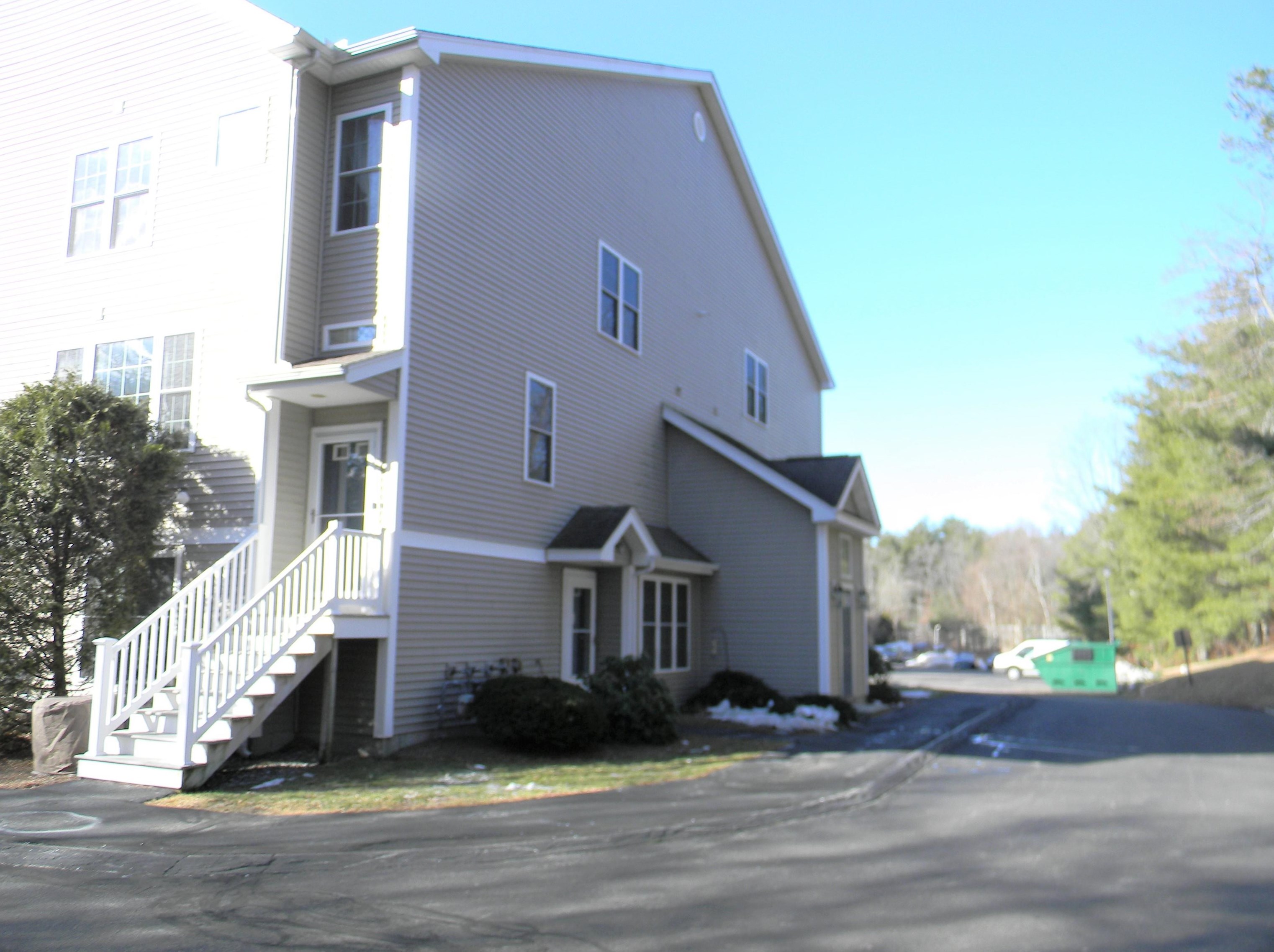 1 Maple Ridge Dr, Merrimack NH  03054-7219 exterior