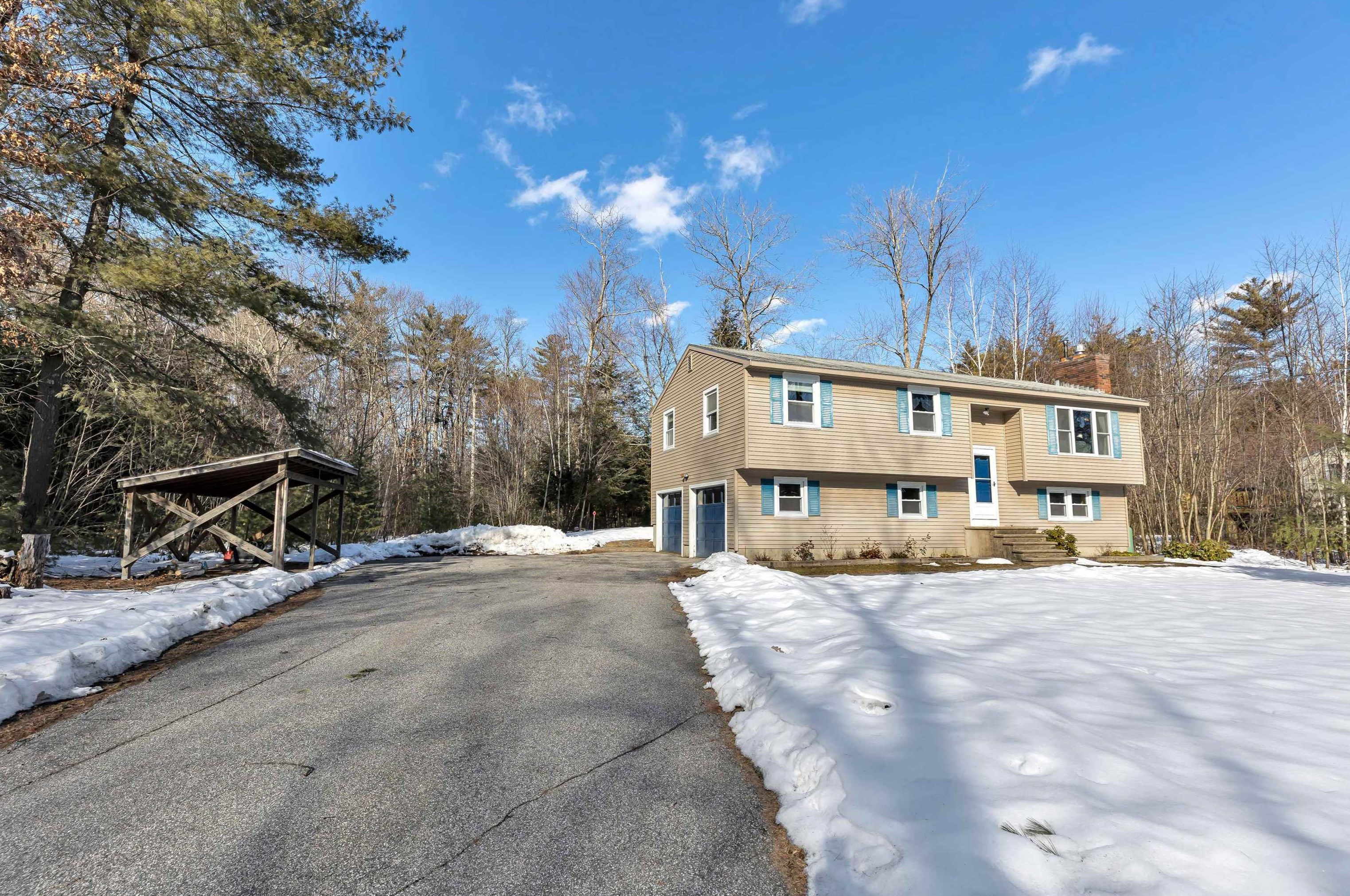 17 Northgate Dr, Manchester, NH 03110-6223