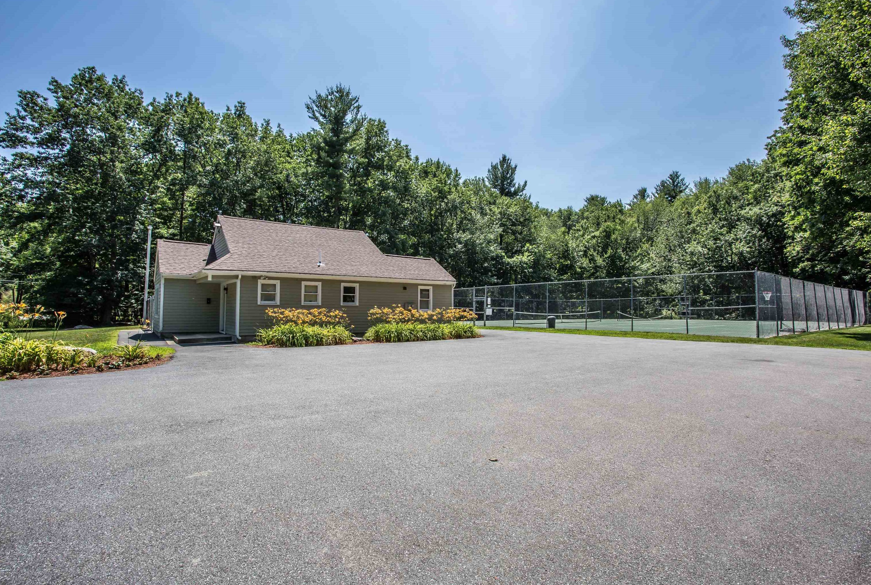 17 Walnut Cir, Merrimack NH  03054-2657 exterior