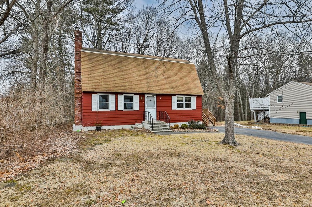 4 Pollard Rd, Nashua, NH 03062
