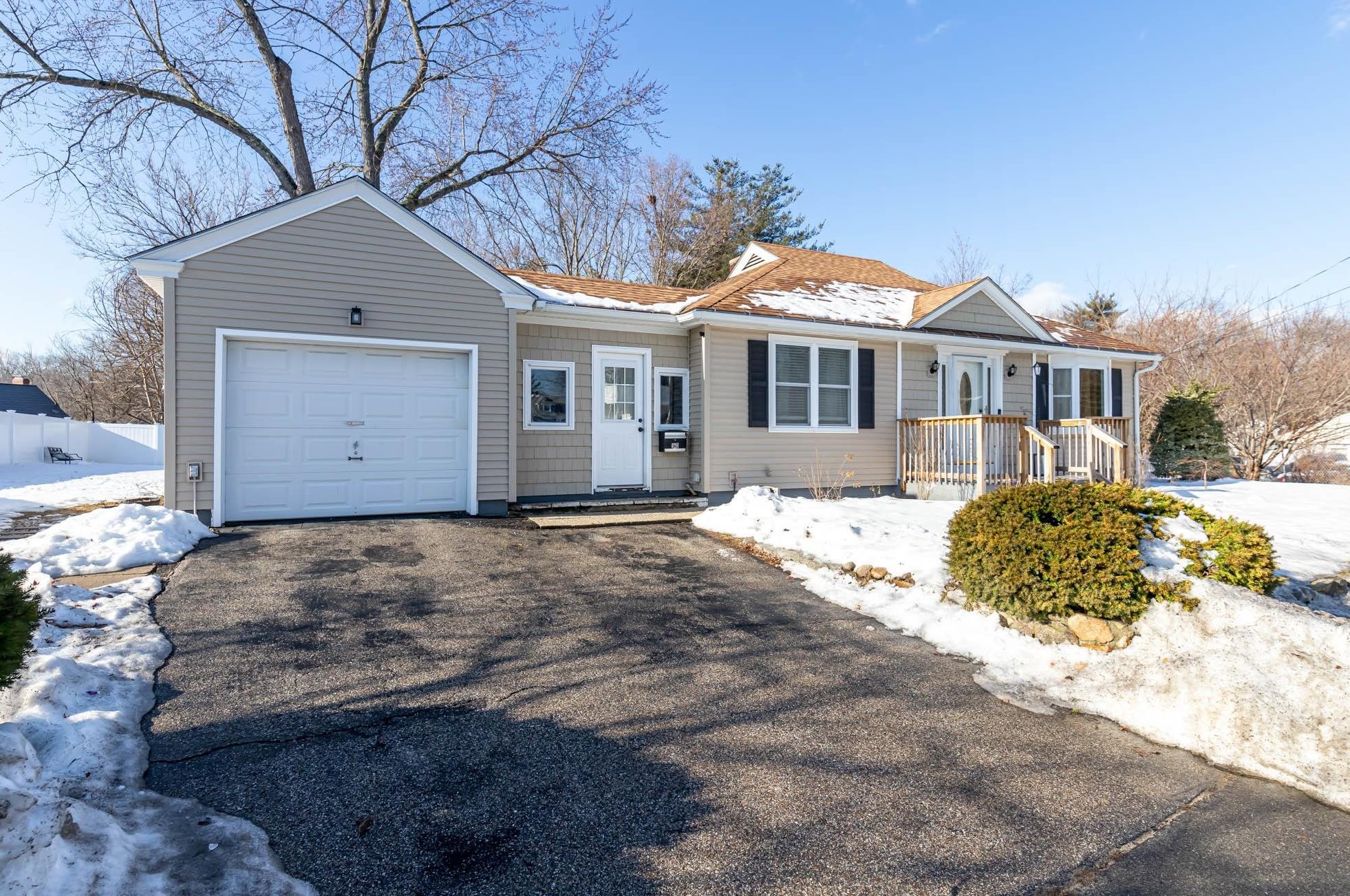 428 Mast Rd, Manchester NH  03102-3325 exterior