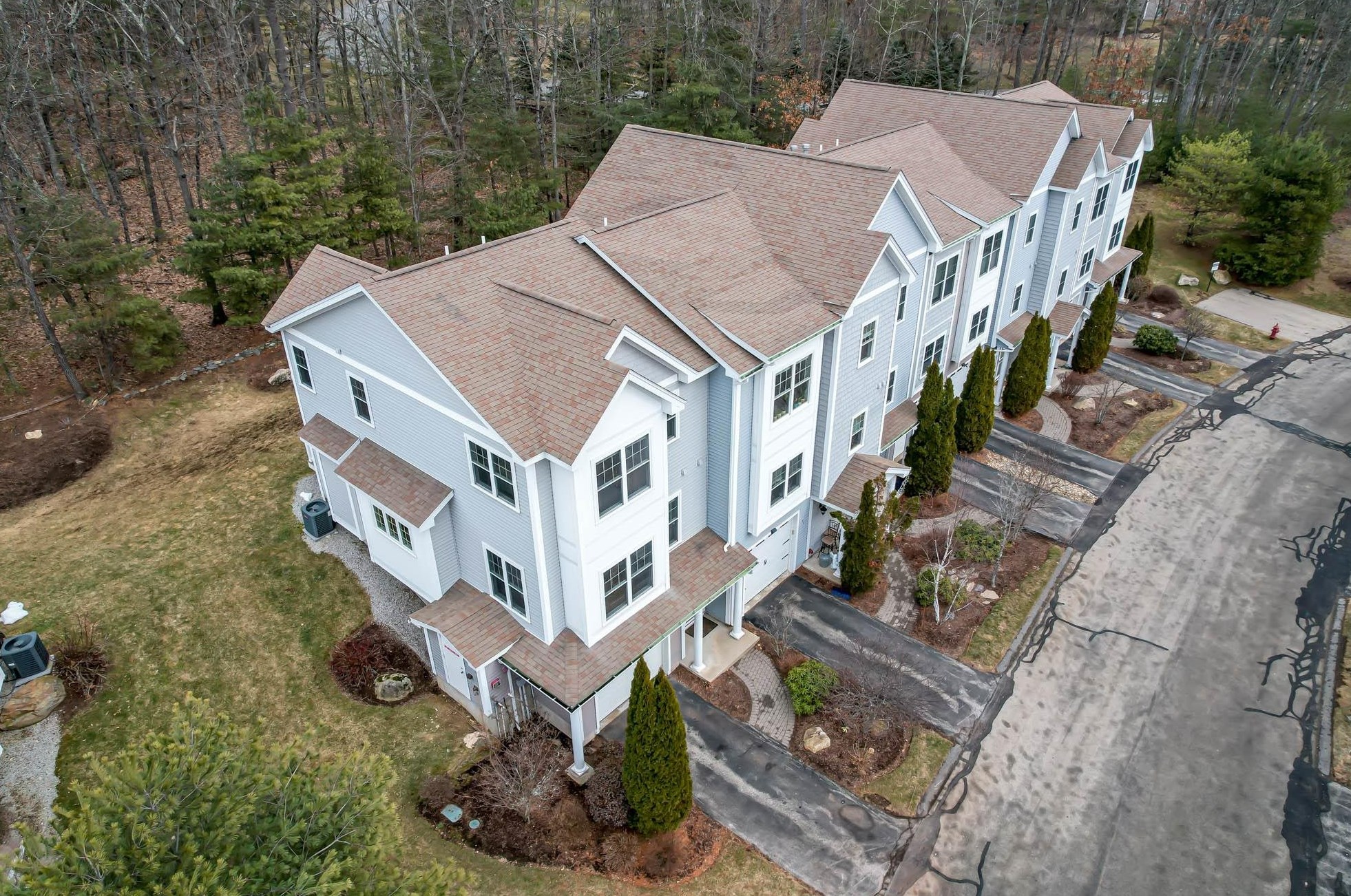 43 Woodview Way, Manchester, NH 03102-8423