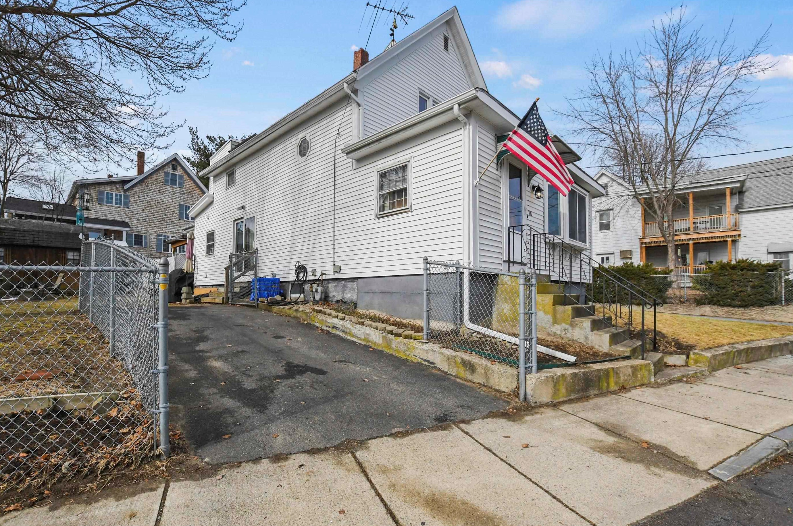 108 Tolles St, Nashua, NH 03064