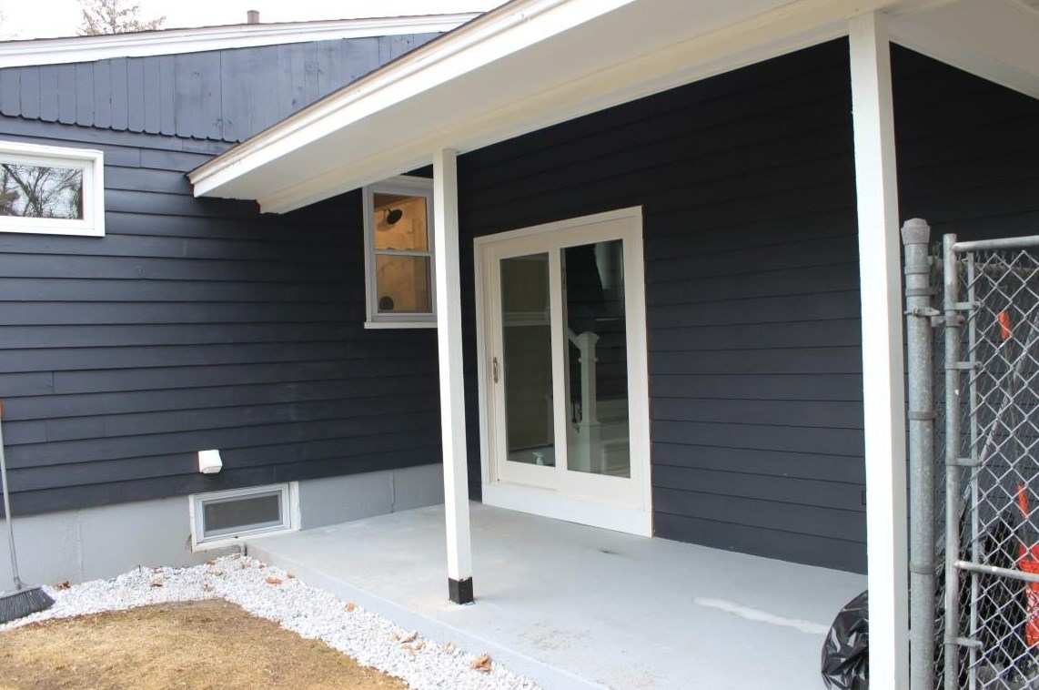 462 Mast Rd, Manchester NH  03102-3325 exterior