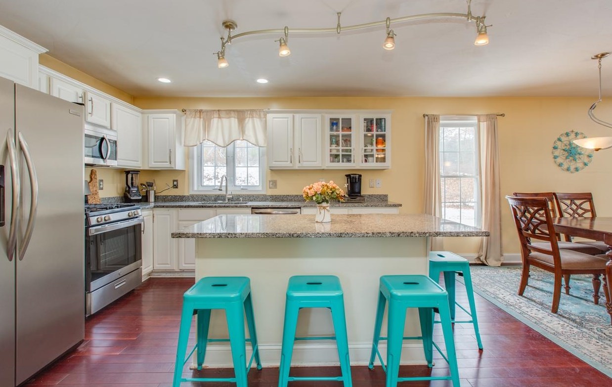 17 Ponemah Rd, Amherst, NH 03031