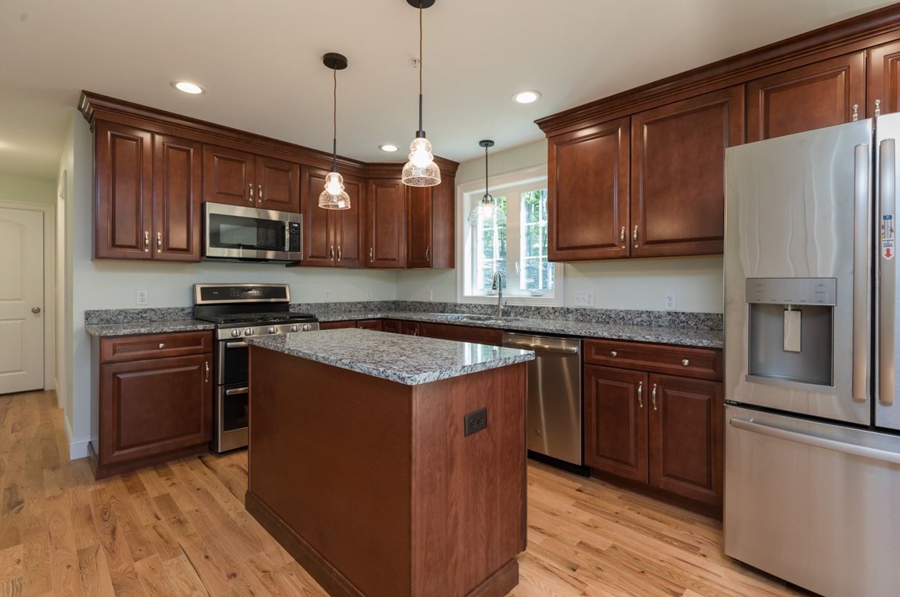 5 Mooers Rd, Raymond, NH 03077