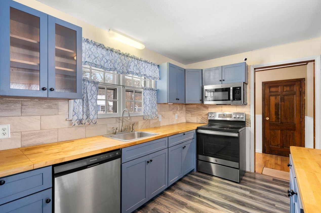 11 Mcelwain St, Merrimack NH  03054-3664 exterior