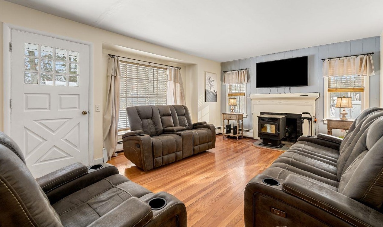 11 Mcelwain St, Merrimack NH  03054-3664 exterior