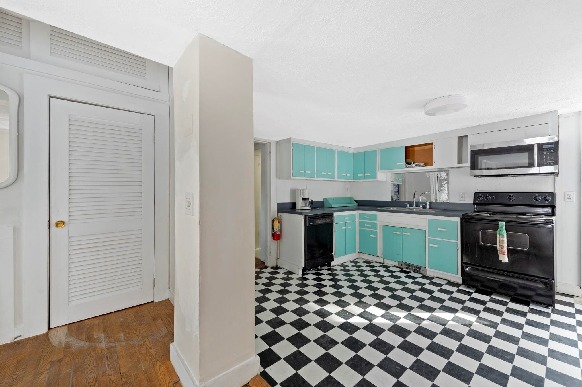 39 Pleasant St, Bridgewater NH  03264-1117 exterior