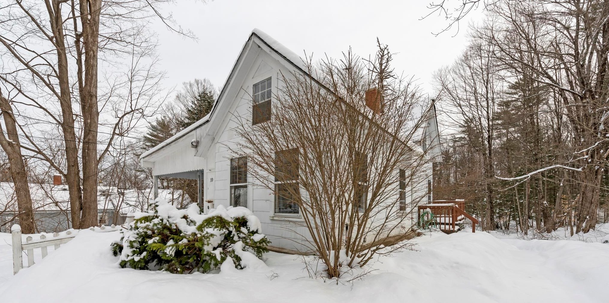 39 Pleasant St, Bridgewater NH  03264-1117 exterior