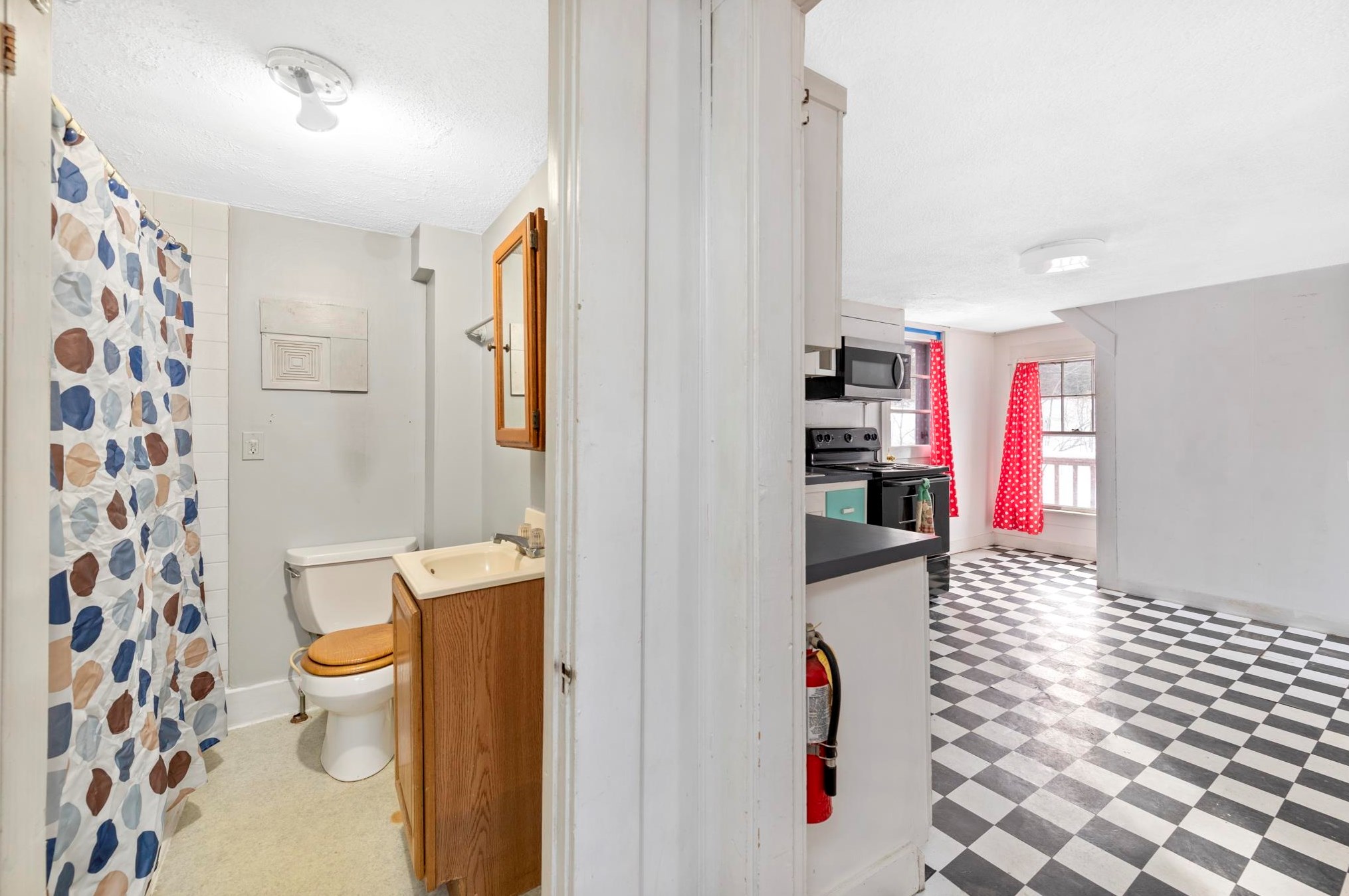 39 Pleasant St, Bridgewater NH  03264-1117 exterior