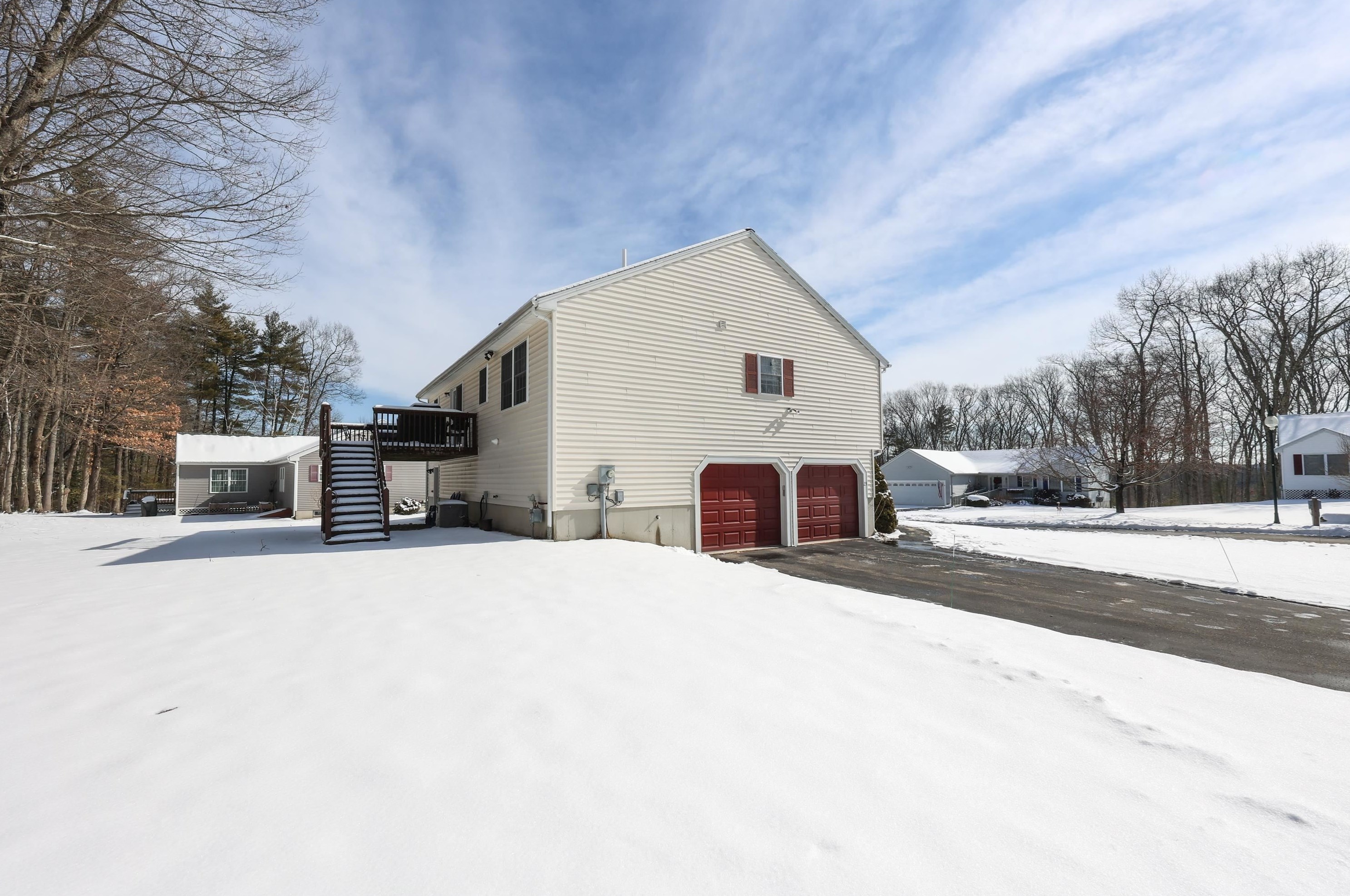 23 Glasgow Cir, Hudson, NH 03051 exterior