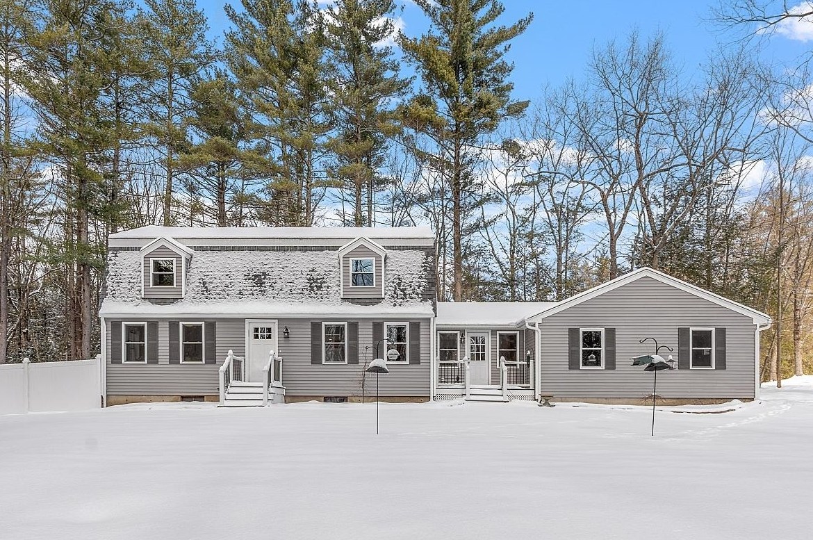 12 Oak Ridge Rd, Sandown, NH 03873