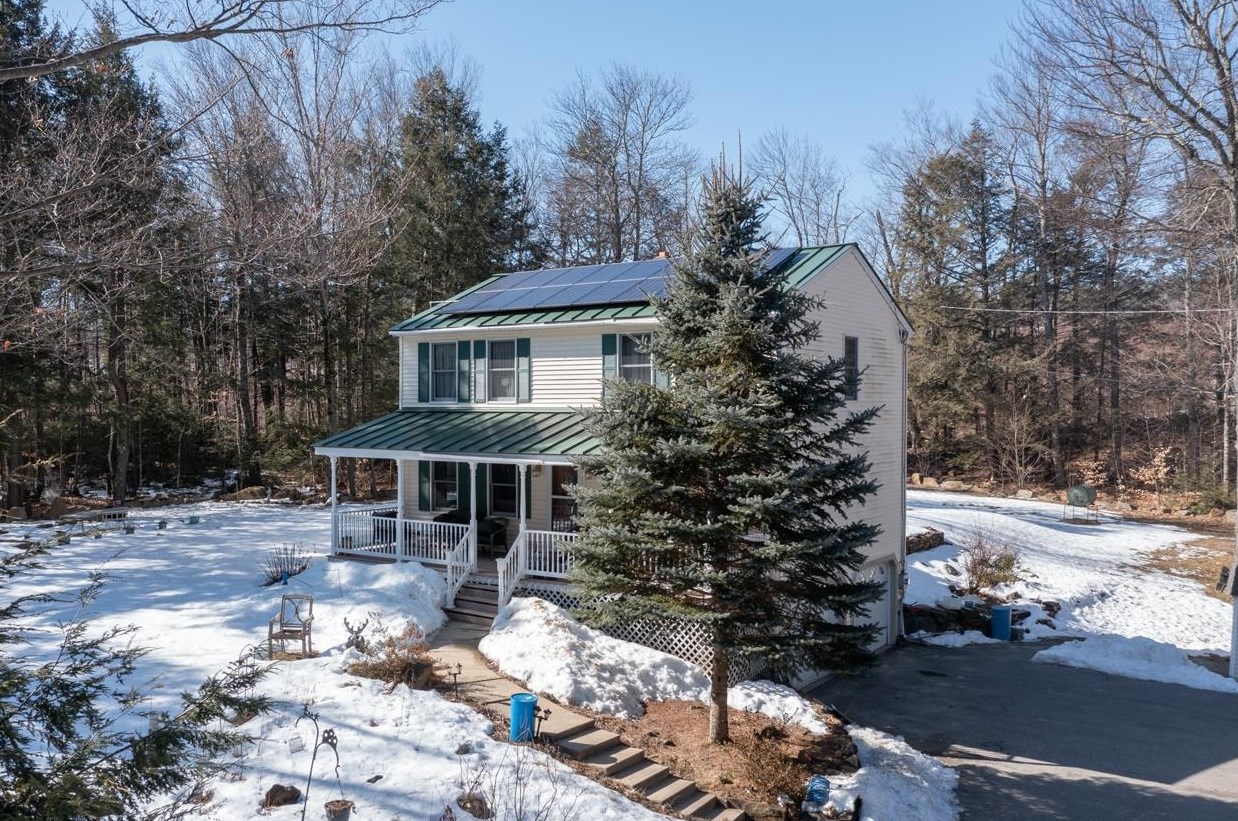 121 Irving Dr, Weare, NH 03281