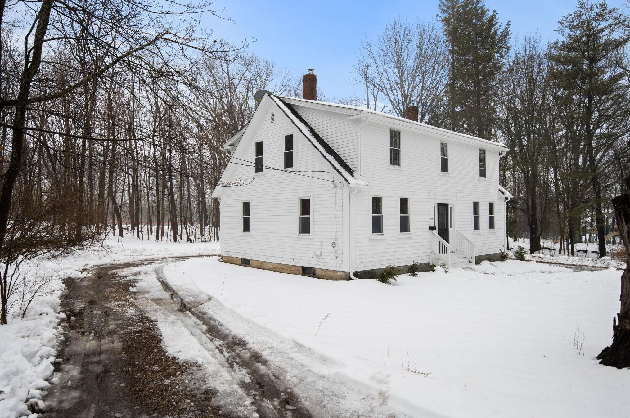 47 Elm St, Newmarket, NH 03857