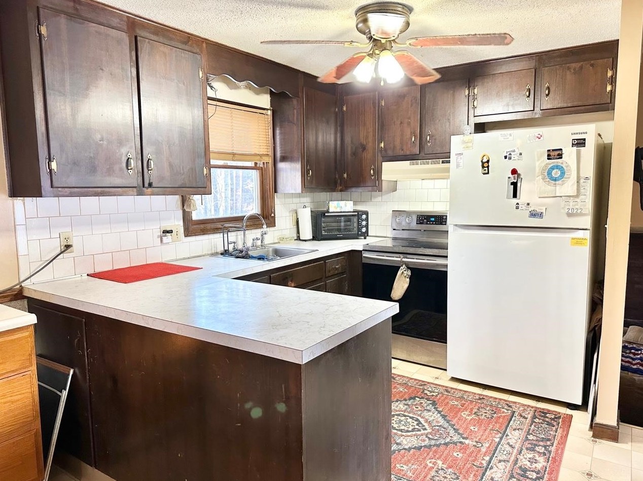 11 Collins Ave, Merrimack NH  03054-3246 exterior