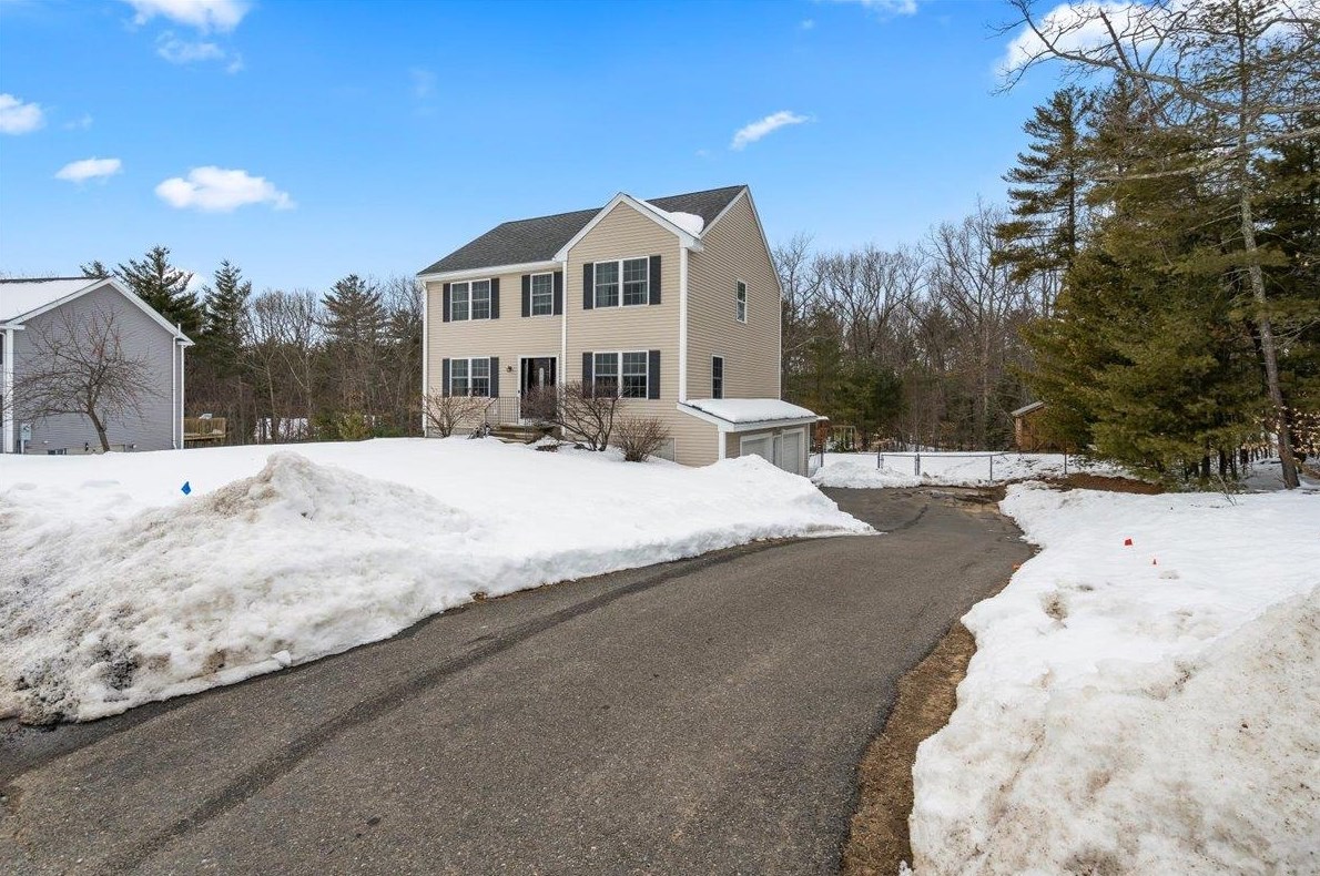 58 Waterford Dr, Sandown, NH 03873
