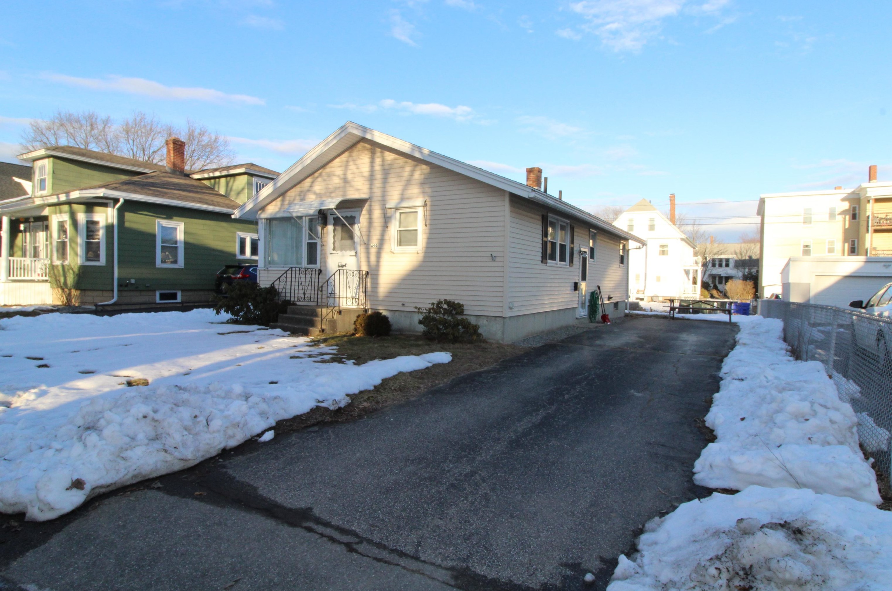 699 Hevey St, Manchester, NH 03102-3117