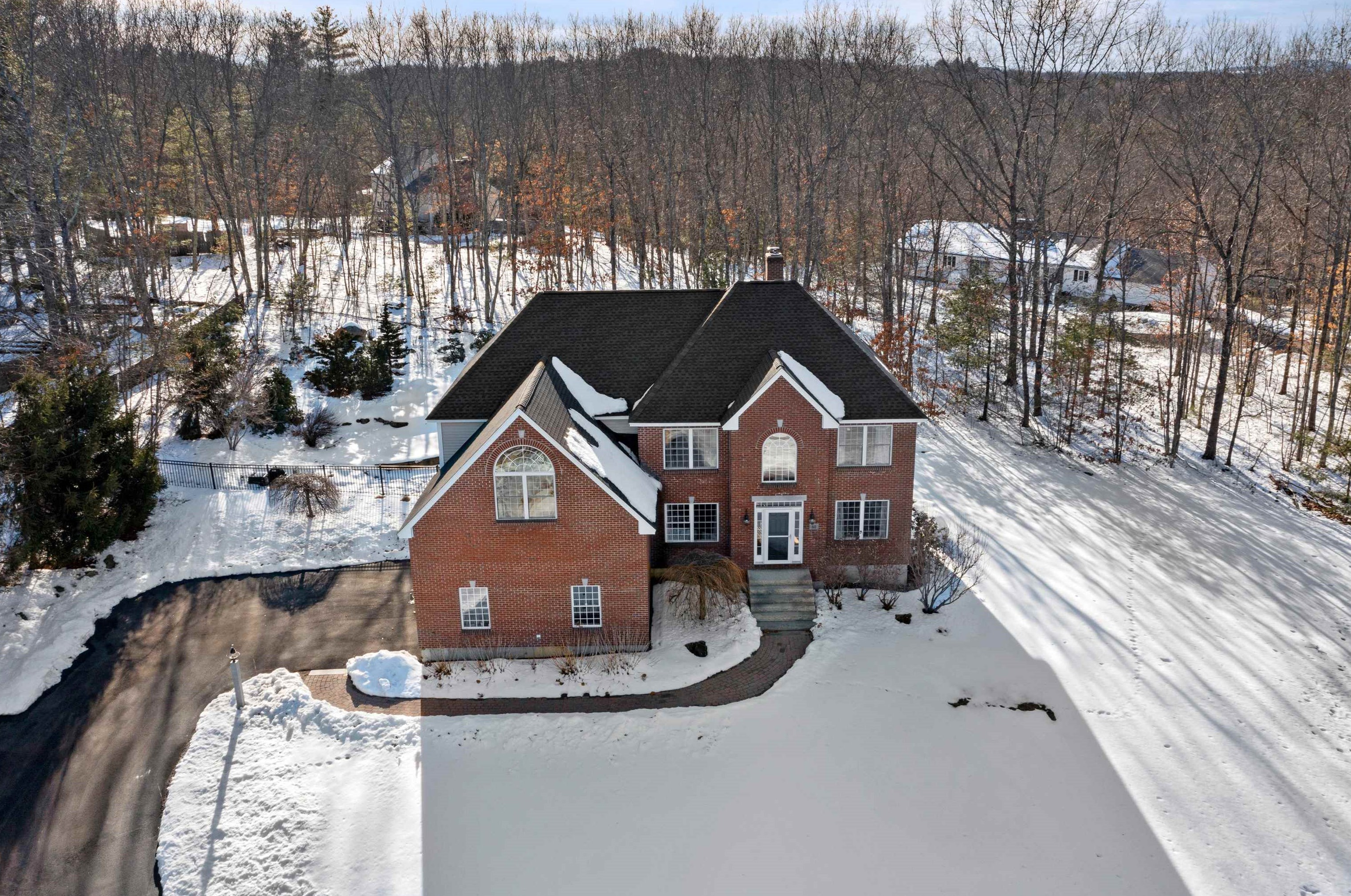 60 Camelot Dr, Manchester, NH 03110