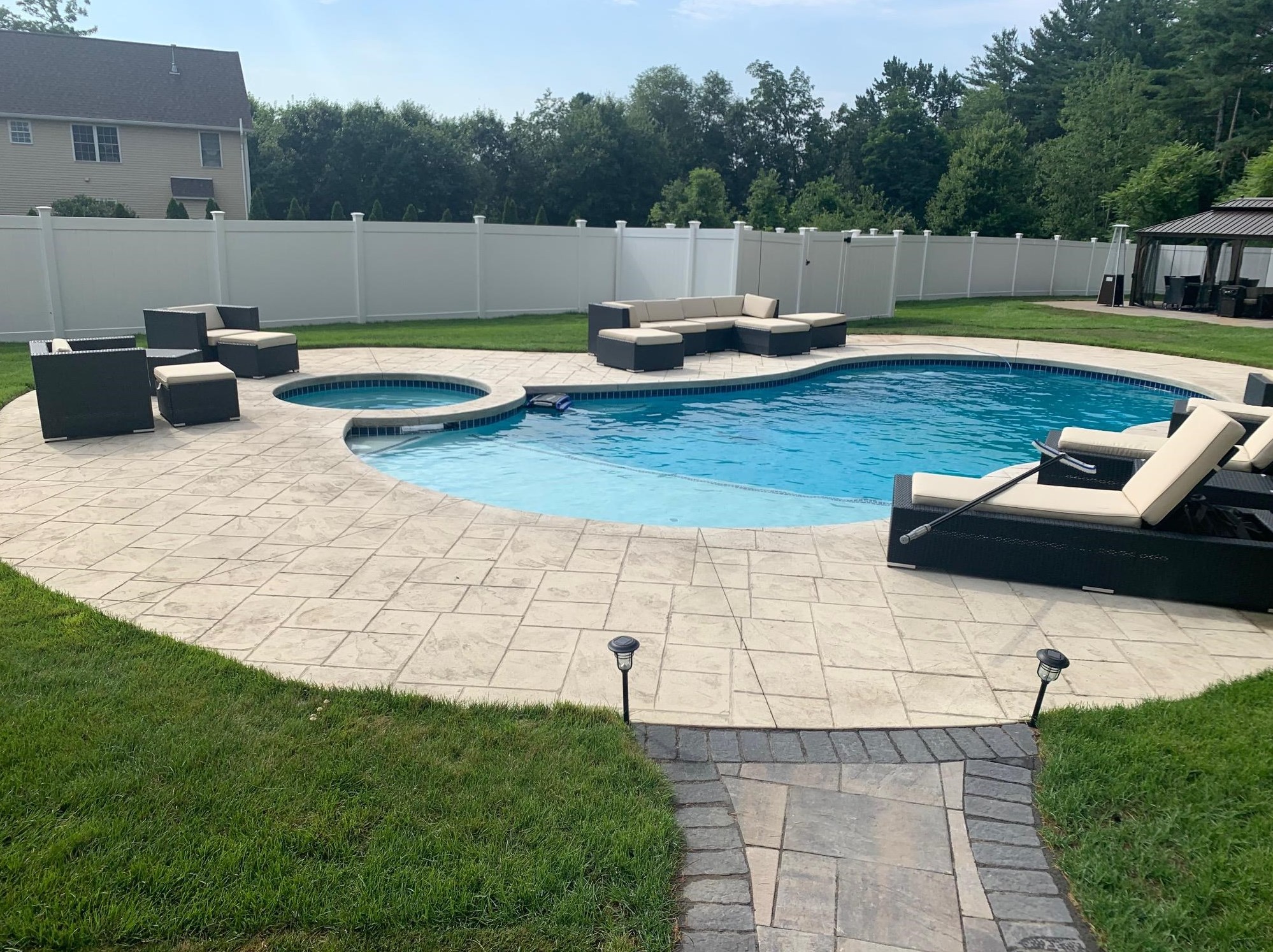 1110 Goffstown Rd, Manchester NH  03102-2359 exterior