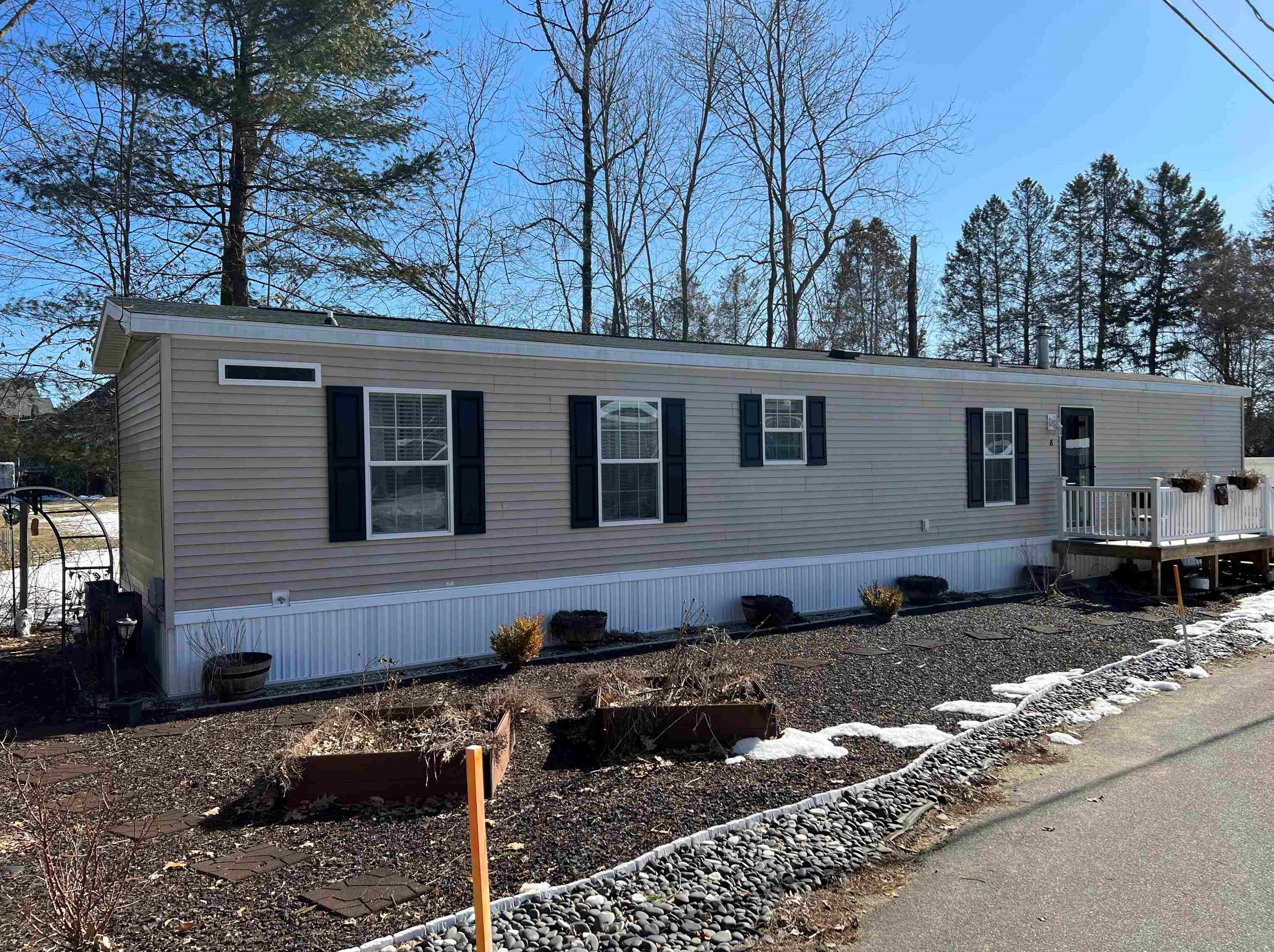 8 Barksdale Ave, Londonderry, NH 03053