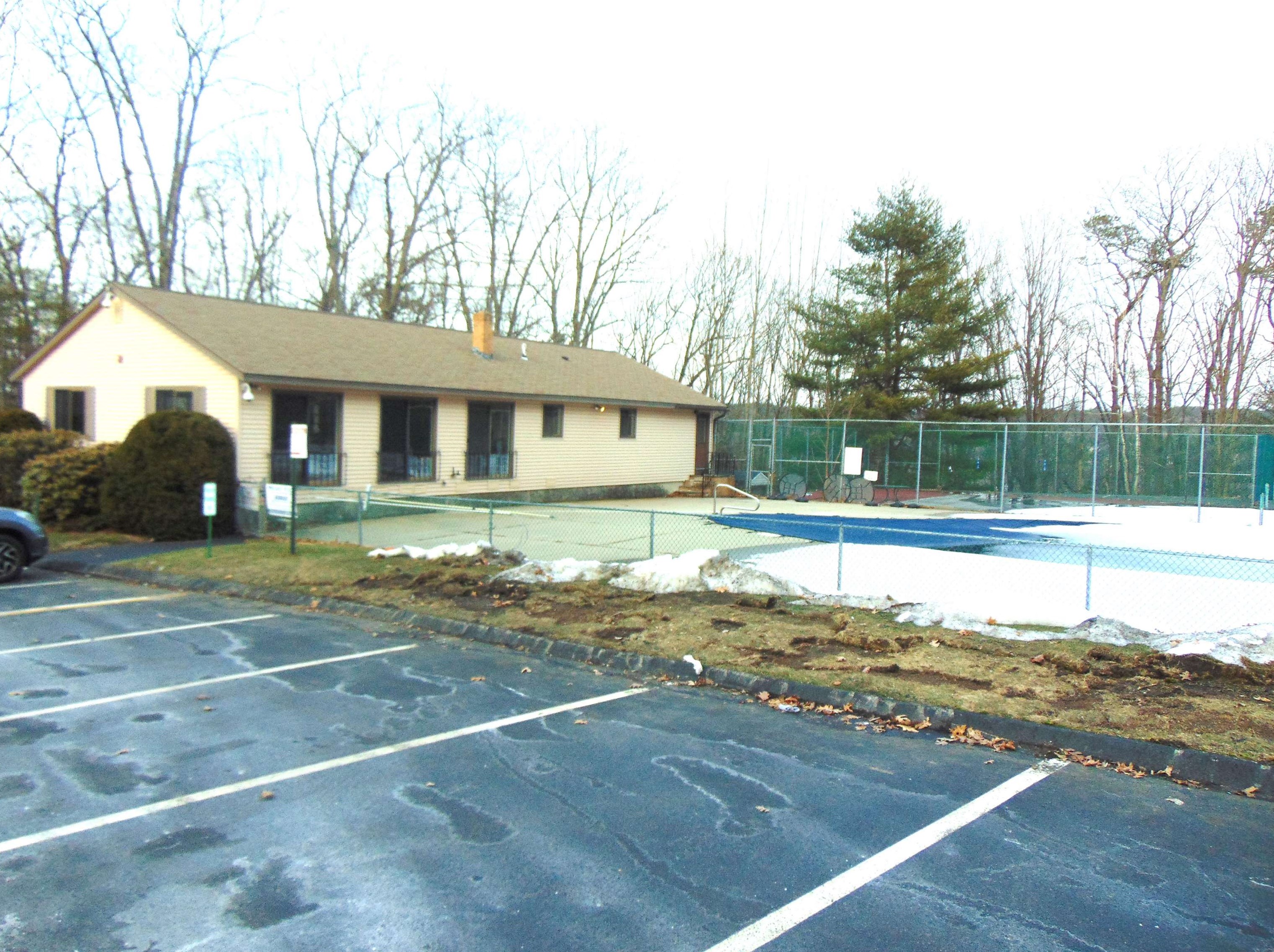 19 Country Club Dr, Manchester NH  03102-8702 exterior