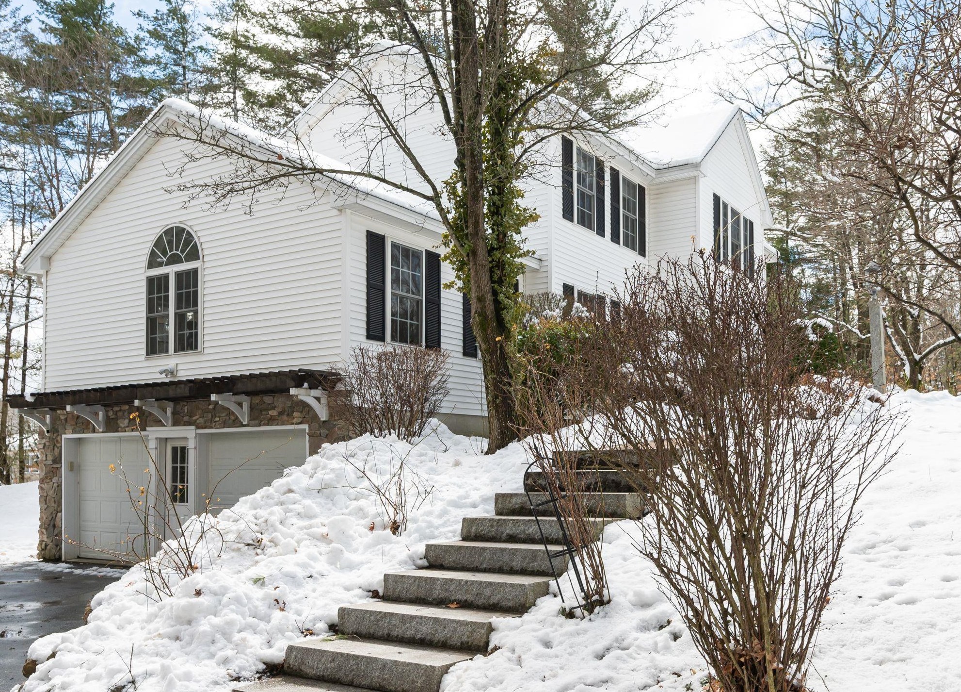 2 Watercrest Dr, Londonderry, NH 03053