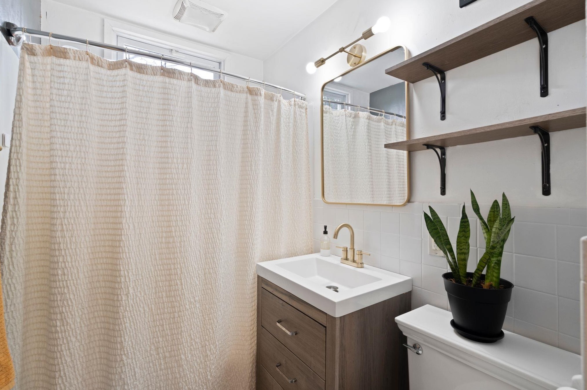 34 Exchange Ave, Manchester NH  03104-1530 exterior