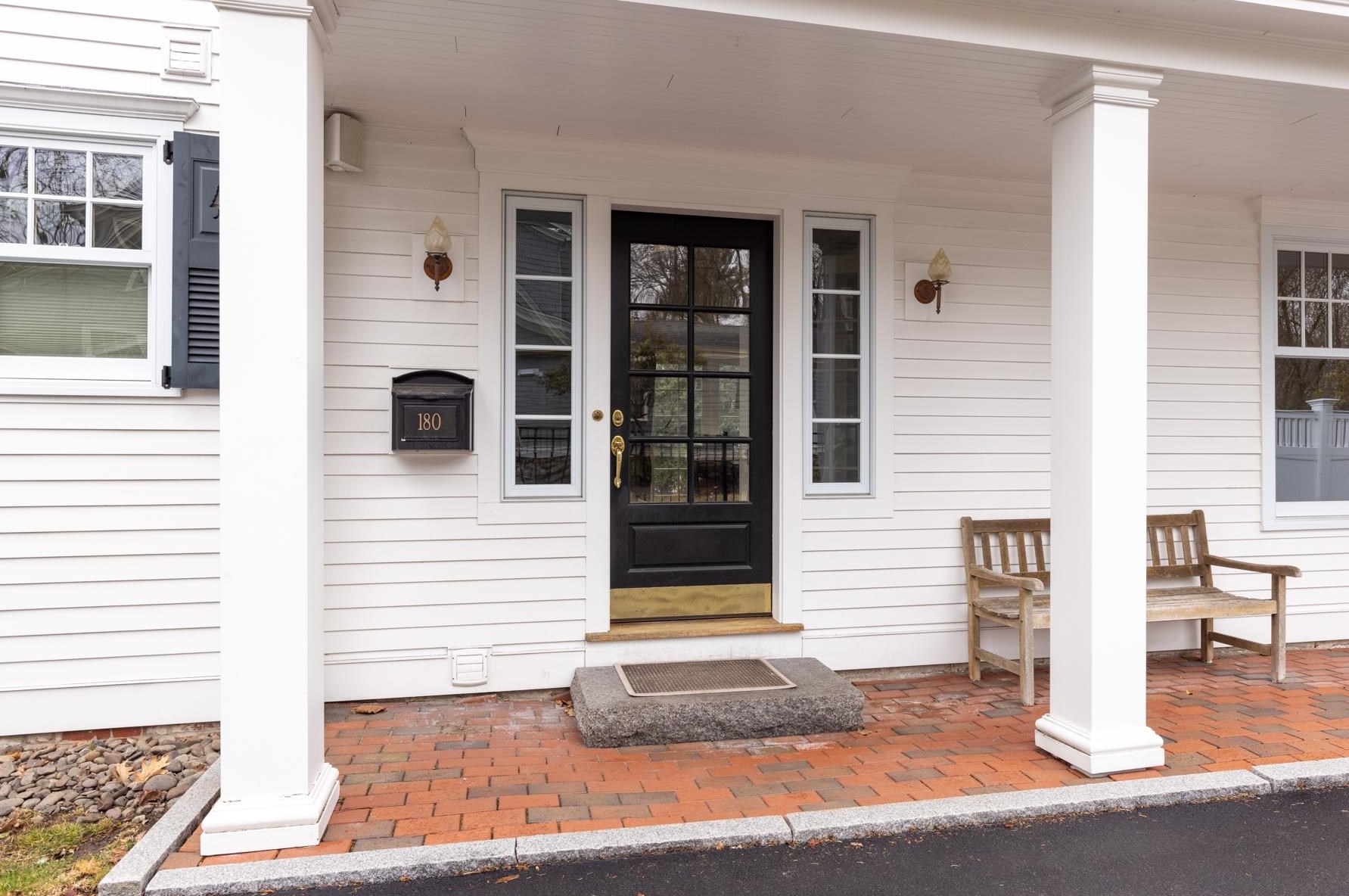 180 High St, Kensington, NH 03833-3123
