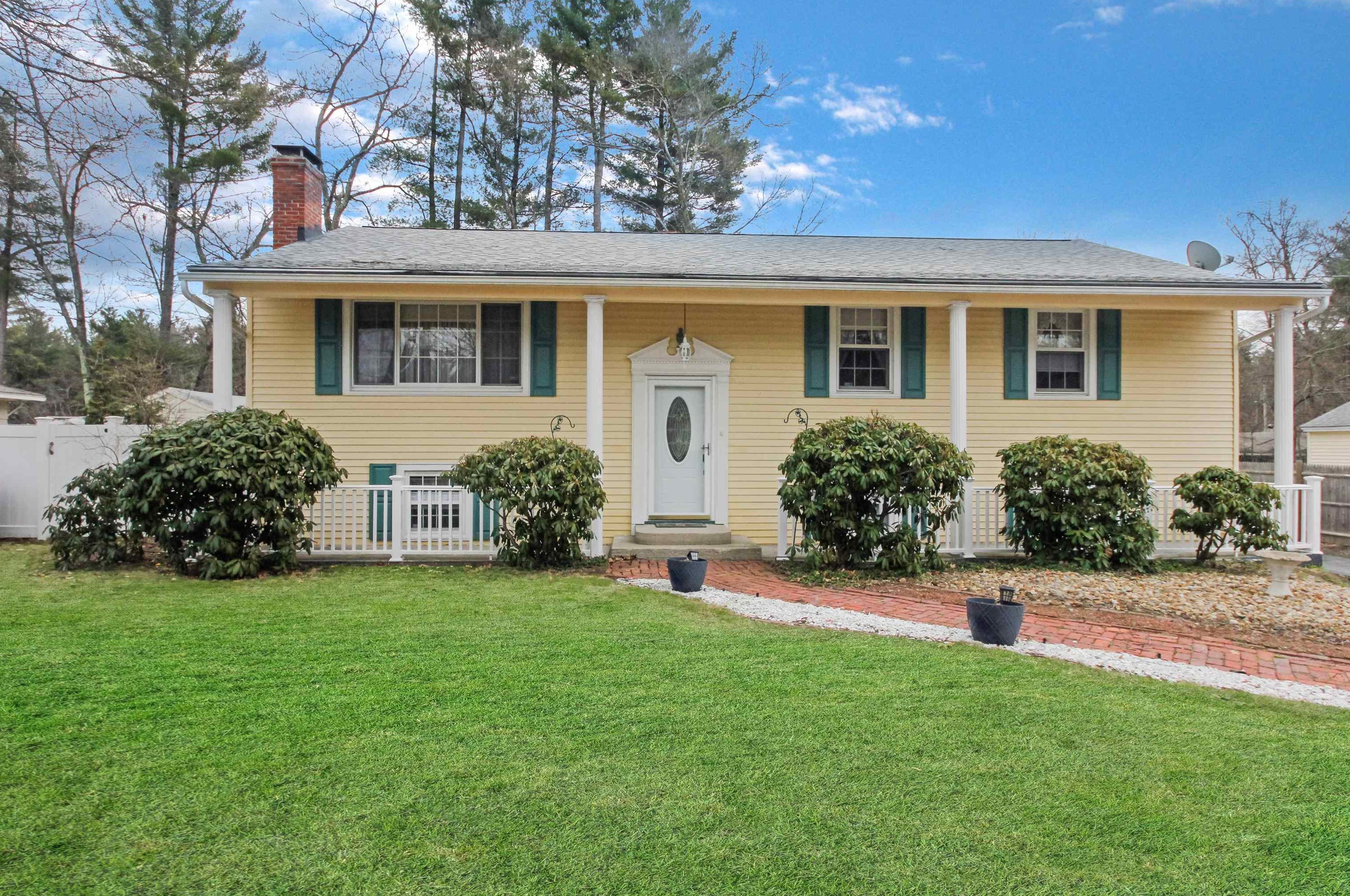 11 Woodland Dr, Nashua, NH 03063