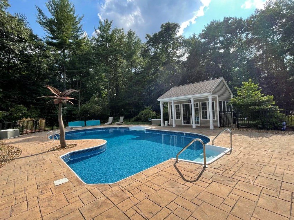 23 Bunker Hill Dr, Londonderry, NH 03053