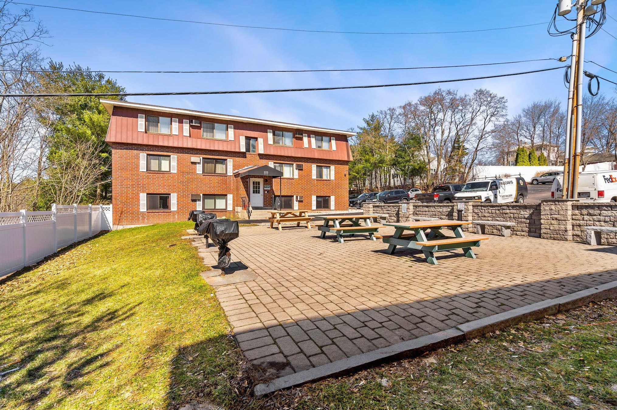 555 Calef Rd, Manchester NH  03103-6609 exterior